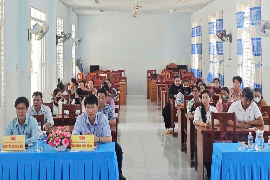 Quang cảnh chức khai giảng lớp học trồng nấm kh&oacute;a I năm 2026, s&aacute;ng 28/9 tại UBND x&atilde; La Dạ. (Ảnh: CTV)