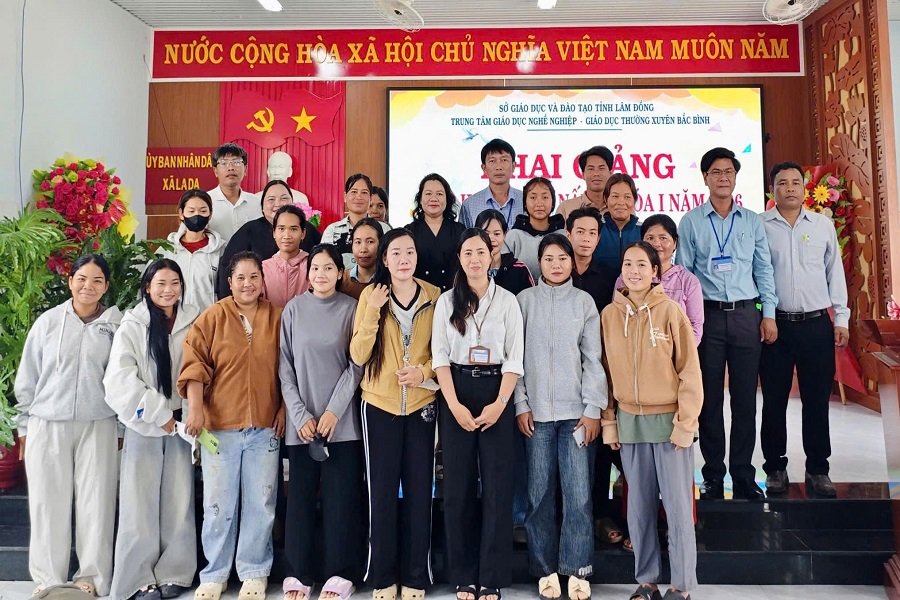 Lớp học c&oacute; 23 học vi&ecirc;n, thời gian đ&agrave;o tạo 45 ng&agrave;y, với kinh ph&iacute; được UBND x&atilde; hỗ trợ.