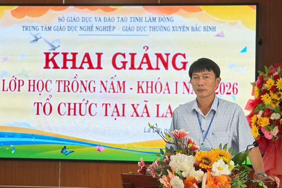 &Ocirc;ng Nguyễn Anh To&agrave;n - Ph&oacute; chủ tịch UBND x&atilde; La Dạ ph&aacute;t biểu tại khai giảng lớp lớp học trồng nấm kh&oacute;a I năm 2026.