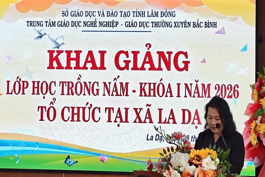 B&agrave; Nguyễn Thị Ho&agrave;ng Nguy&ecirc;n - Ph&oacute; gi&aacute;m đốc Trung t&acirc;m Gi&aacute;o dục nghề nghiệp - Gi&aacute;o dục thường xuy&ecirc;n Bắc B&igrave;nh, tỉnh L&acirc;m Đồng giảng vi&ecirc;n hướng dẫn c&ugrave;ng c&aacute;c học vi&ecirc;n lớp học trồng nấm kh&oacute;a I năm 2026.