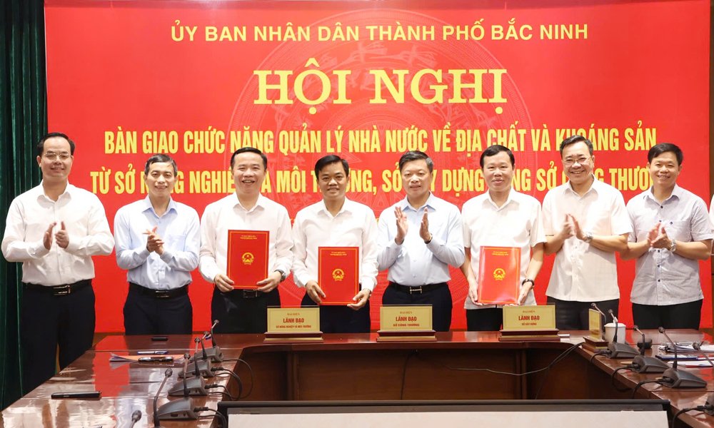 đại diện l&atilde;nh đạo c&aacute;c Sở: N&ocirc;ng nghiệp v&agrave; M&ocirc;i trường, C&ocirc;ng Thương, X&acirc;y dựng k&yacute; bi&ecirc;n bản b&agrave;n giao.