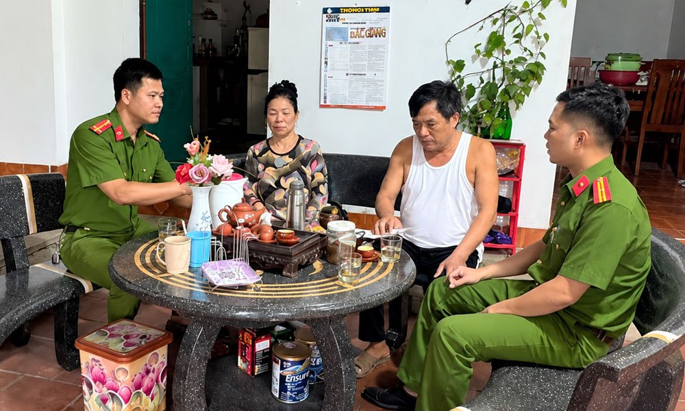 C&aacute;n bộ C&ocirc;ng an phường T&acirc;n An phổ biến tới người d&acirc;n biện ph&aacute;p ph&ograve;ng ngừa lừa đảo tr&ecirc;n kh&ocirc;ng gian mạng.