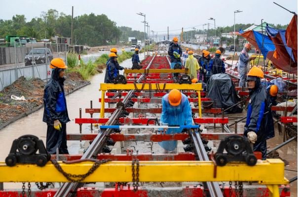 Đội mưa lắp ray tuyến đường sắt nhẹ Ph&uacute; Quốc