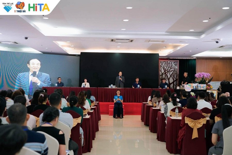 Hồng Mi tham gia thử thách ghi nhớ 100 đoạn hội thoại tiếng Anh bằng Flash Card. Hồng Mi tham gia thử thách ghi nhớ 100 đoạn hội thoại tiếng Anh bằng Flash Card.