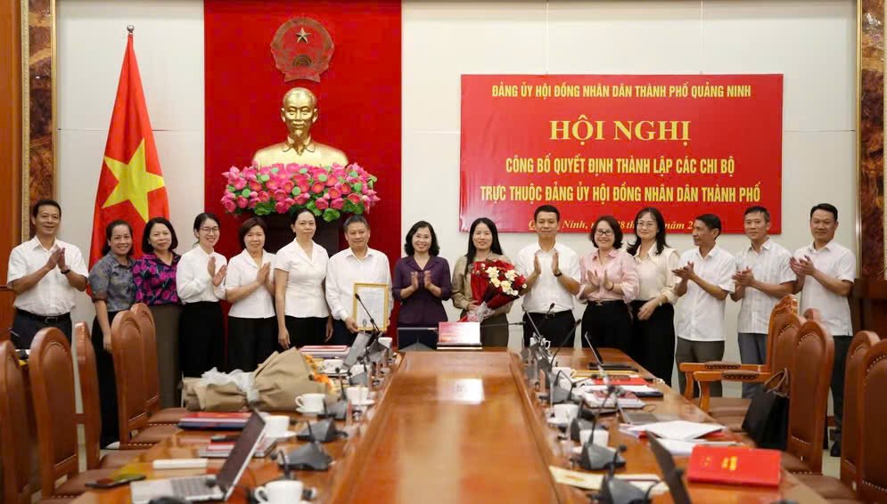 L&atilde;nh đạo Đảng ủy HĐND th&agrave;nh phố Quảng Ninh trao quyết định th&agrave;nh lập Chi bộ H&agrave;nh ch&iacute;nh tổng hợp