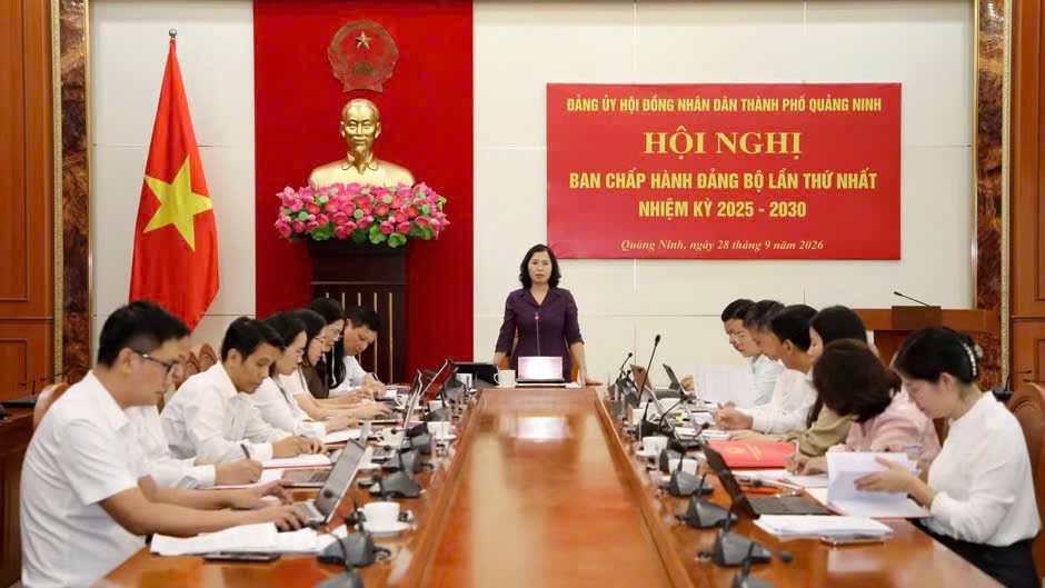 B&agrave; Trịnh Thị Minh Thanh, Ph&oacute; B&iacute; thư Th&agrave;nh ủy, Chủ tịch HĐND th&agrave;nh phố, B&iacute; thư Đảng ủy HĐND th&agrave;nh phố Quảng Ninh chủ tr&igrave; hội nghị