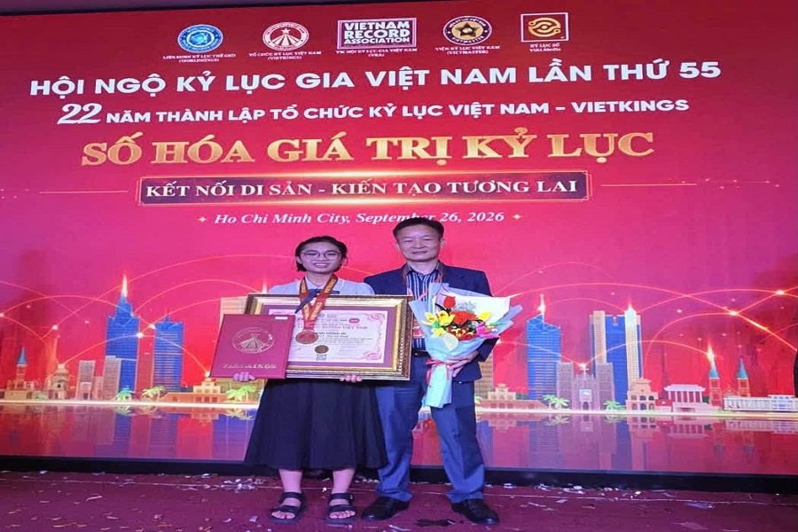 Em Đặng Hồng Mi cùng thầy Trương Minh Thắng - Hiệu trưởng Trường THCS Quang Trung nhận vinh danh tại Hội ngộ Kỷ lục gia Việt Nam lần thứ 55. (Ảnh: Trường THCS Quang Trung) Em Đặng Hồng Mi cùng thầy Trương Minh Thắng - Hiệu trưởng Trường THCS Quang Trung nhận vinh danh tại Hội ngộ Kỷ lục gia Việt Nam lần thứ 55. (Ảnh: Trường THCS Quang Trung)