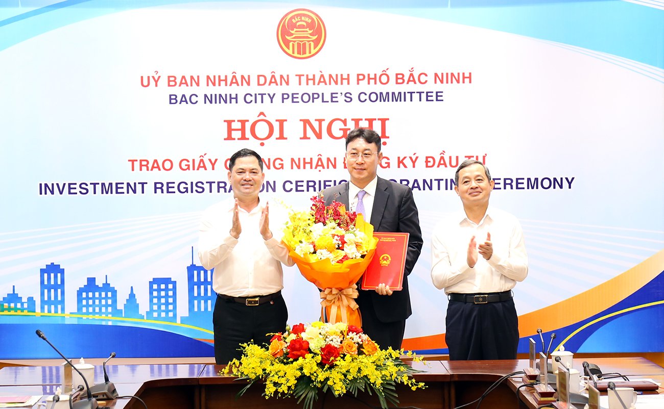 Bí thư Thành uỷ Nguyễn Hồng Thái (bên trái) và Chủ tịch UBND thành phố Phạm Hoàng Sơn (bên phải) trao Giấy chứng nhận và tặng hoa chúc mừng nhà đầu tư Bí thư Thành uỷ Nguyễn Hồng Thái (bên trái) và Chủ tịch UBND thành phố Phạm Hoàng Sơn (bên phải) trao Giấy chứng nhận và tặng hoa chúc mừng nhà đầu tư