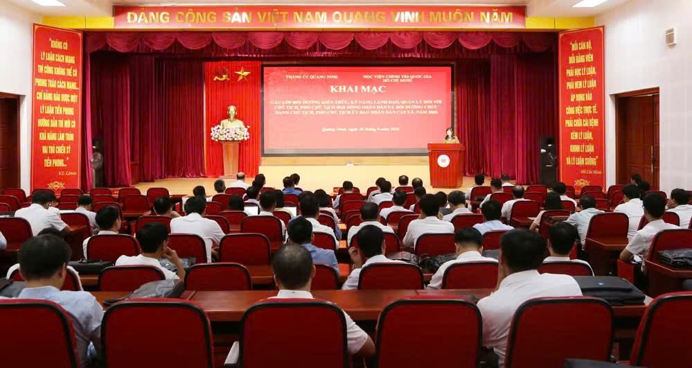 Khai mạc 2 lớp bồi dưỡng kiến thức, kỹ năng l&atilde;nh đạo, quản l&yacute; cấp x&atilde; tại th&agrave;nh phố Quảng Ninh
