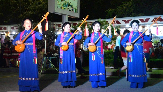 C&aacute;c nghệ nh&acirc;n biểu diễn h&aacute;t Then, đ&agrave;n t&iacute;nh trong trang phục truyền thống, g&oacute;p phần lan tỏa những gi&aacute; trị văn h&oacute;a đặc sắc của người d&acirc;n xứ Lạng.
