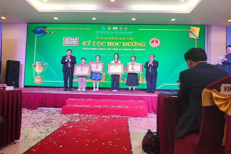 Em Đặng Hồng Mi được vinh danh Hội ngộ Kỷ lục gia Việt Nam lần thứ 55. (Ảnh: Trường THCS Quang Trung) Em Đặng Hồng Mi được vinh danh Hội ngộ Kỷ lục gia Việt Nam lần thứ 55. (Ảnh: Trường THCS Quang Trung)