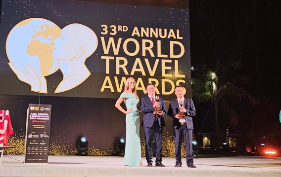 Đại diện Ban quản l&yacute; Vườn quốc gia Phong Nha - Kẻ B&agrave;ng nhận giải thưởng World Travel Awards 2026.