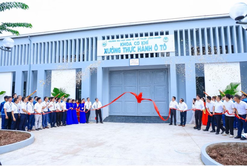 Đại diện ba đơn vị thực hiện Nghi lễ K&eacute;o vải đỏ Khai trương xưởng thực h&agrave;nh đ&agrave;o tạo ng&agrave;nh &Ocirc; t&ocirc; năng lượng mới. Ảnh: UNETI