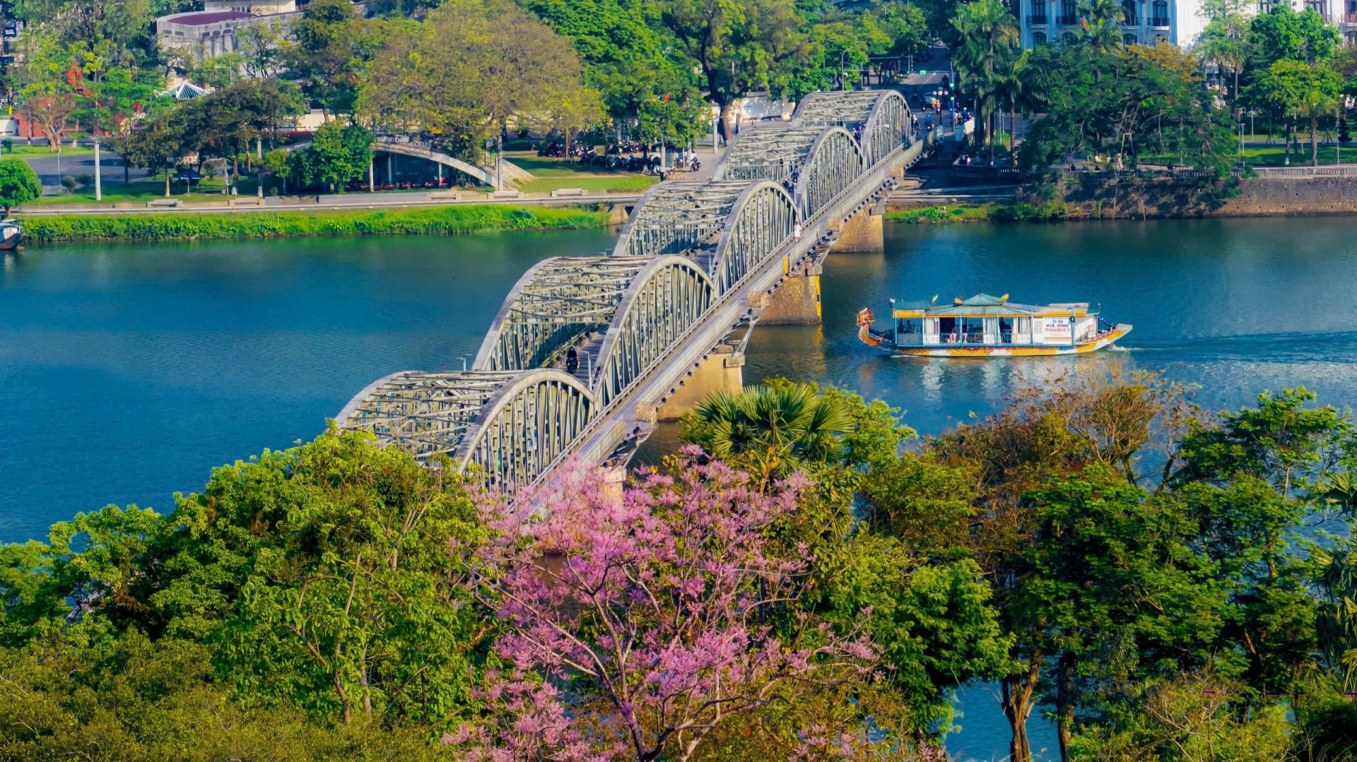 S&ocirc;ng Hương Huế lu&ocirc;n l&agrave; điểm du lịch thu h&uacute;t