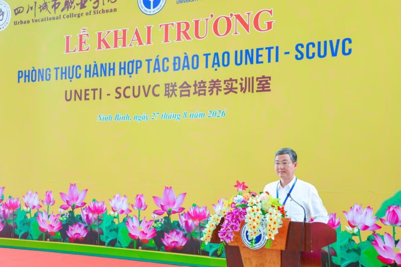 TS. Trần Ho&agrave;ng Long &ndash; B&iacute; thư Đảng ủy, Hiệu trưởng trường Đại học Kinh tế &ndash; Kỹ thuật C&ocirc;ng nghiệp ph&aacute;t biểu khai mạc buổi Lễ. Ảnh: NTCC
