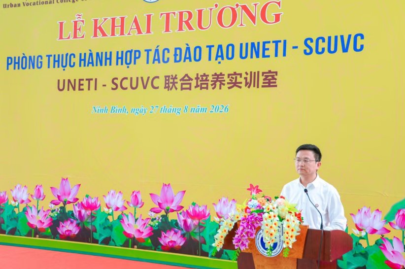 TS. K&iacute;nh Hồng B&acirc;n &ndash; Hiệu trưởng Học viện Nghề nghiệp Th&agrave;nh phố Tứ Xuy&ecirc;n ph&aacute;t biểu tại chương tr&igrave;nh. Ảnh: UNETI