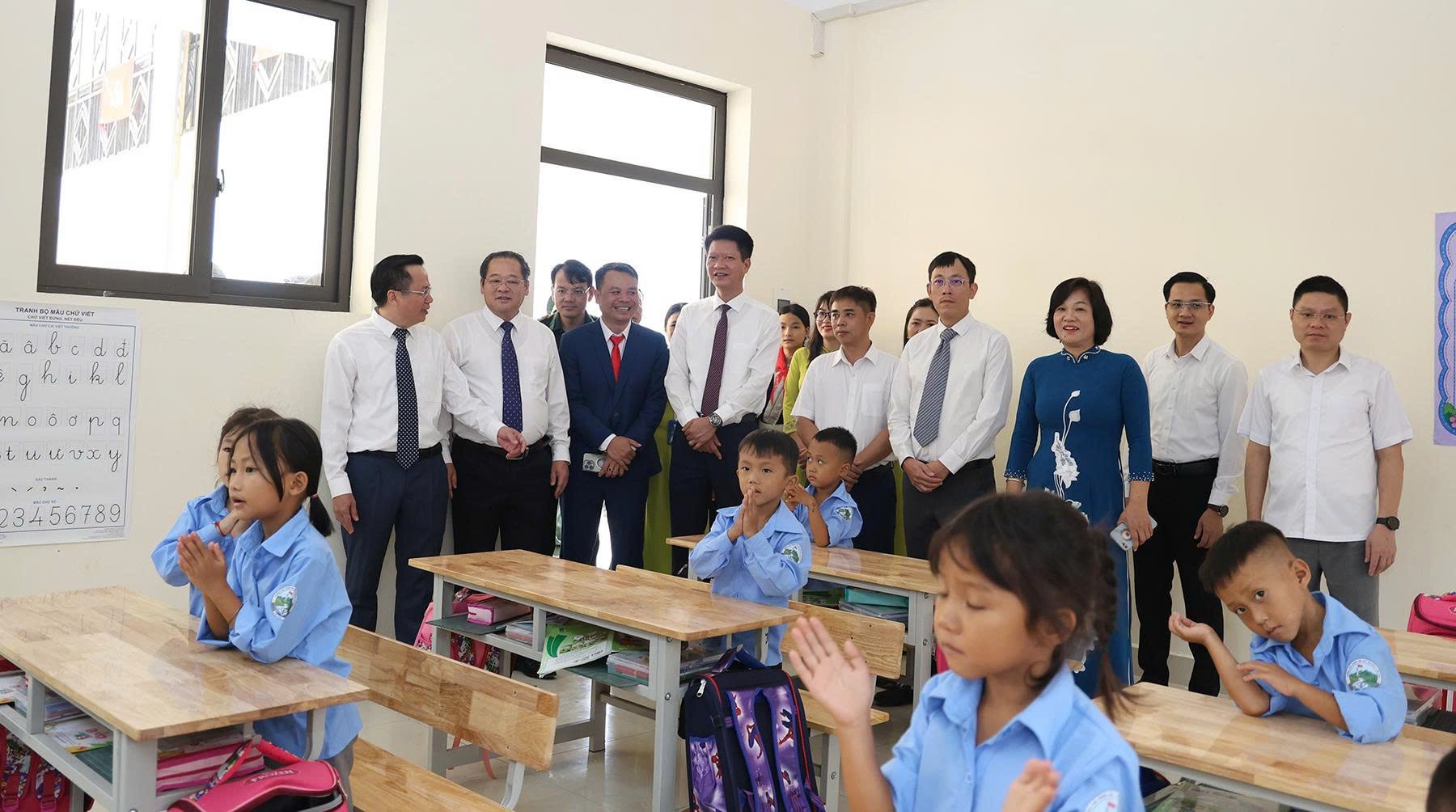 Đồng chí Nguyễn Thế Phước - Phó Bí thư Tỉnh ủy, Chủ tịch UBMTTQ Việt Nam tỉnh cùng các đại biểu tham quan cơ sở vật chất, phòng học, khu nội trú Trường Phổ thông nội trú TH&THCS A Mú Sung. Đồng chí Nguyễn Thế Phước - Phó Bí thư Tỉnh ủy, Chủ tịch UBMTTQ Việt Nam tỉnh cùng các đại biểu tham quan cơ sở vật chất, phòng học, khu nội trú Trường Phổ thông nội trú TH&THCS A Mú Sung.