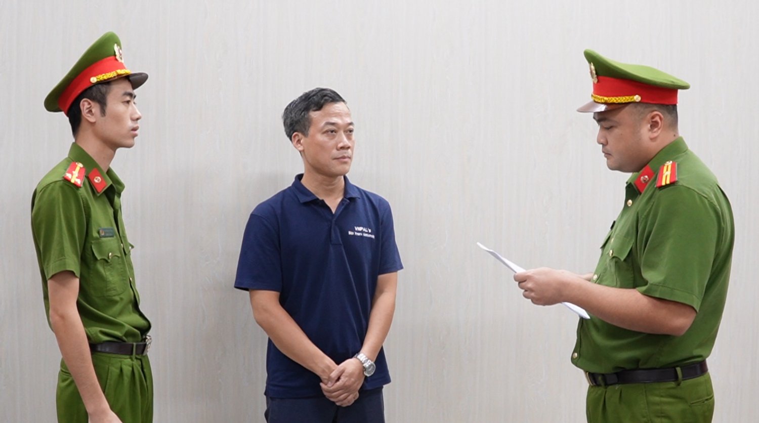 Lực lượng chức năng tống đạt quyết định tố tụng đối với bị can Lực lượng chức năng tống đạt quyết định tố tụng đối với bị can