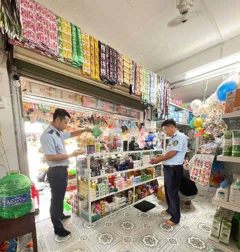 Đo&agrave;n kiểm tra Đội Quản l&yacute; thị trường số 4 kiểm tra cơ sở kinh doanh c&oacute; mỹ phẩm được đăng b&aacute;n tr&ecirc;n mạng x&atilde; hội tại C&agrave; Mau. Ảnh: Chi Cục QLTT tỉnh C&agrave; Mau