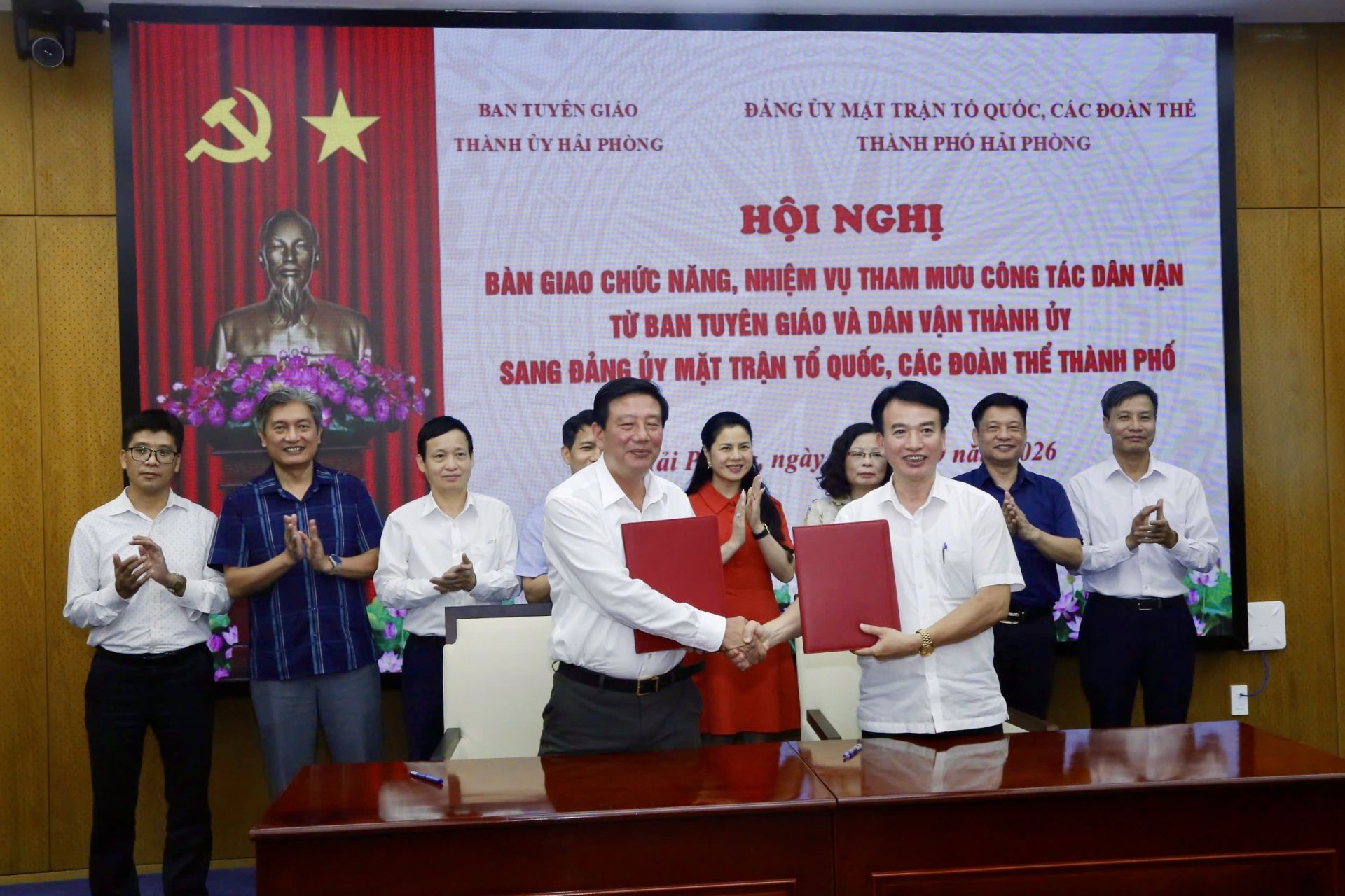 Đại diện l&atilde;nh đạo hai đơn vị k&yacute; kết bi&ecirc;n bản b&agrave;n giao chức năng, nhiệm vụ tham mưu c&ocirc;ng t&aacute;c d&acirc;n vận.