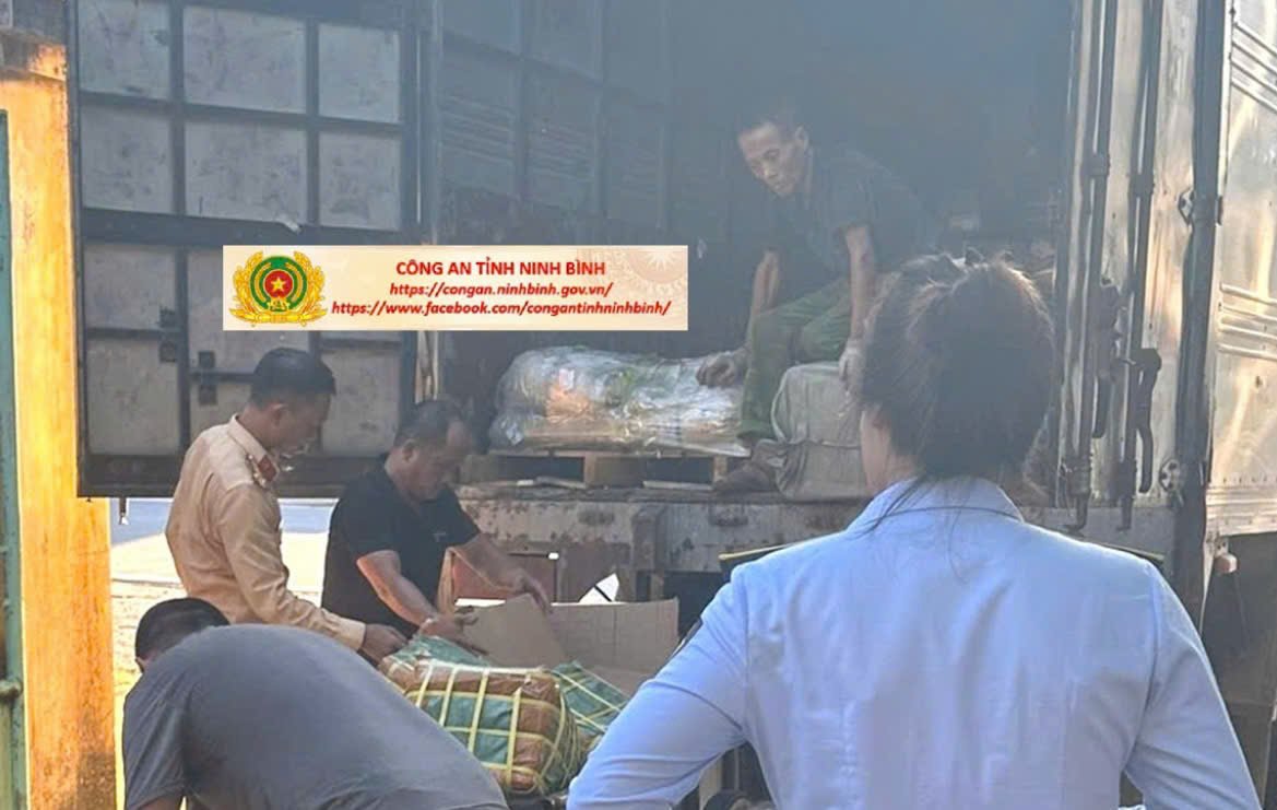 Phương tiện c&ugrave;ng số h&agrave;ng h&oacute;a được b&agrave;n giao cho lực lượng Quản l&yacute; thị trường để tiếp tục x&aacute;c minh, xử l&yacute;. (Ảnh: C&ocirc;ng an tỉnh Ninh B&igrave;nh)