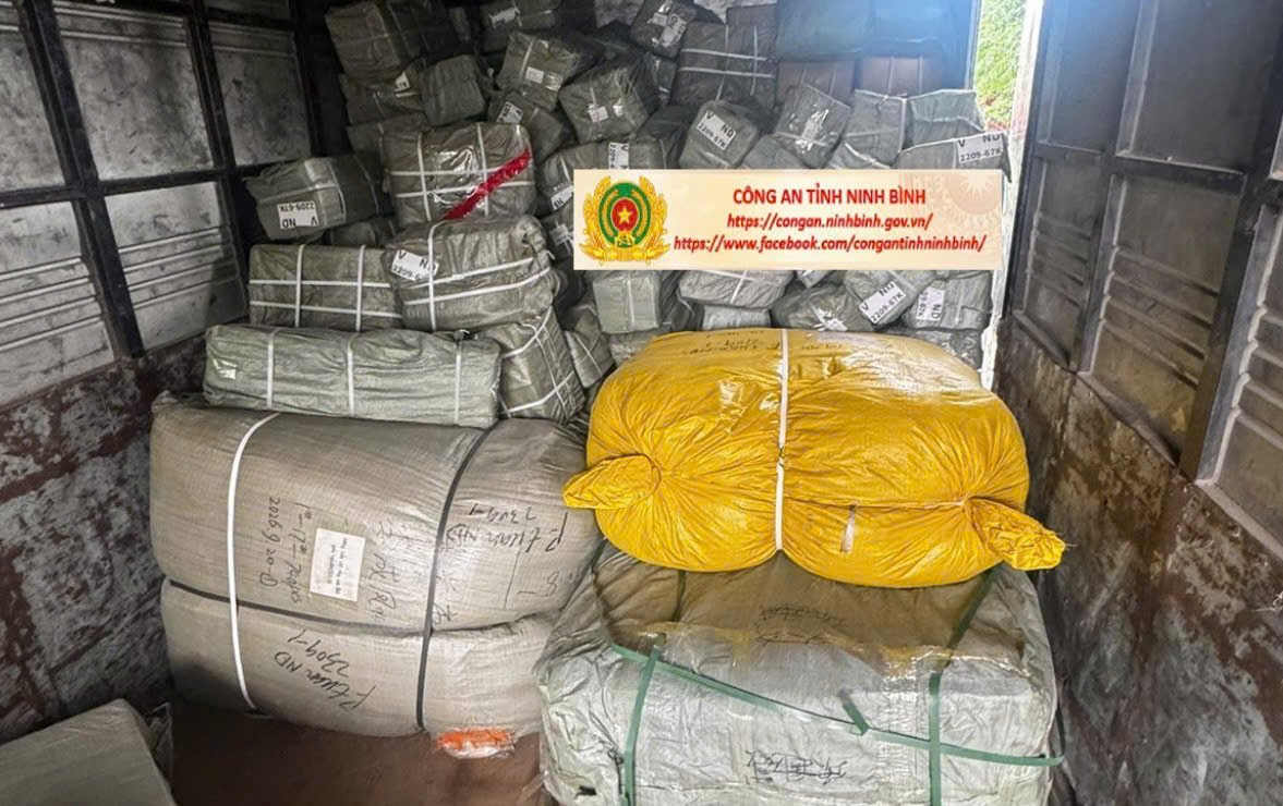 Lực lượng chức năng kiểm tra số h&agrave;ng h&oacute;a được vận chuyển tr&ecirc;n xe tải. (Ảnh: C&ocirc;ng an tỉnh Ninh B&igrave;nh)