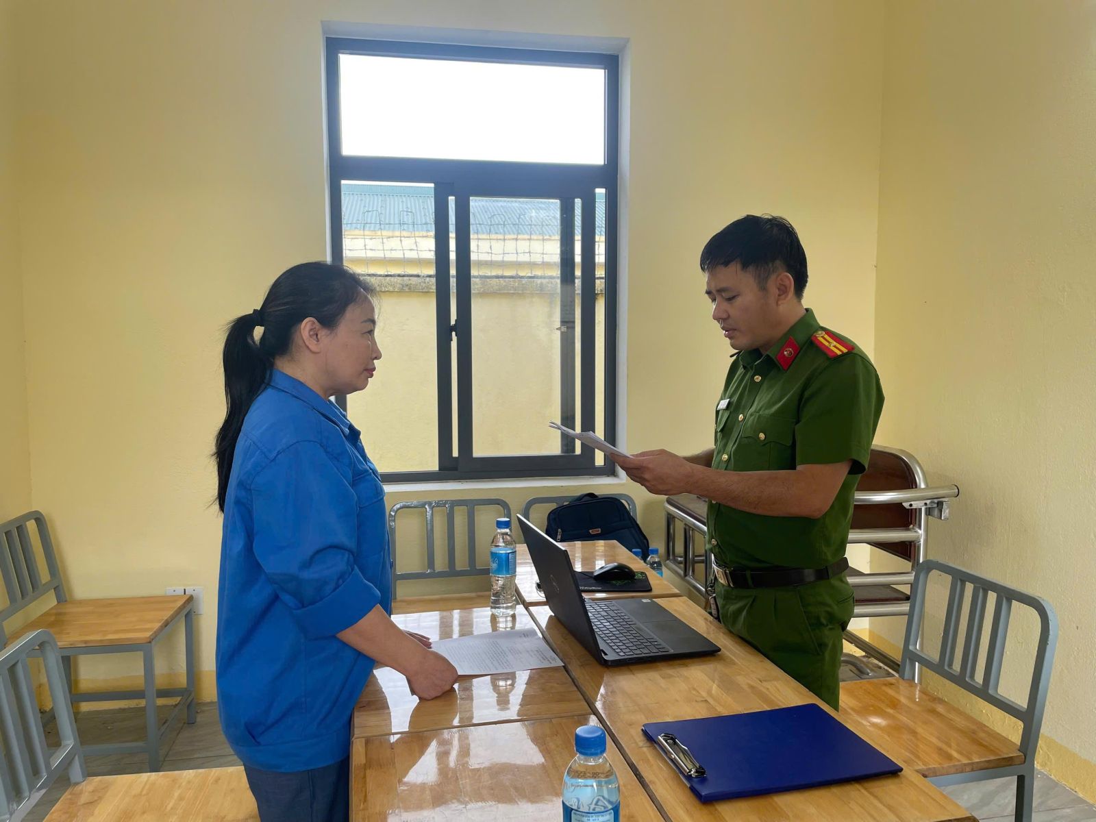 Lực lượng chức năng tống đạt Quyết định khởi tố bổ sung bị can Phạm Thị Minh Lý về tội Mua bán trái phép hoá đơn và trốn thuế Lực lượng chức năng tống đạt Quyết định khởi tố bổ sung bị can Phạm Thị Minh Lý về tội Mua bán trái phép hoá đơn và trốn thuế