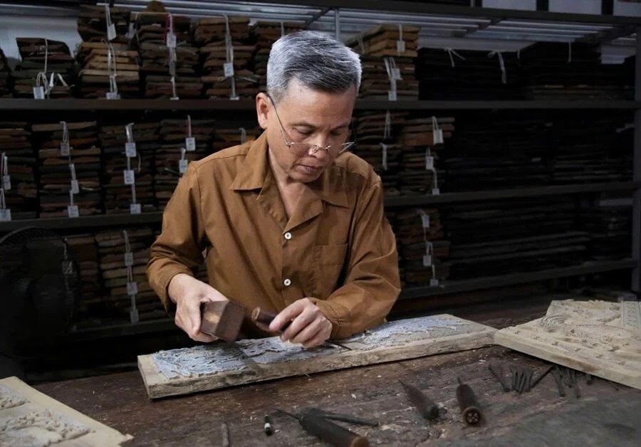 Những đường n&eacute;t tr&ecirc;n v&aacute;n khắc thấy được sự kỹ t&iacute;nh đ&atilde; trở th&agrave;nh một phần trong c&aacute;ch l&agrave;m nghề của NNƯT Nguyễn Đăng T&acirc;m. (Ảnh: NVCC)