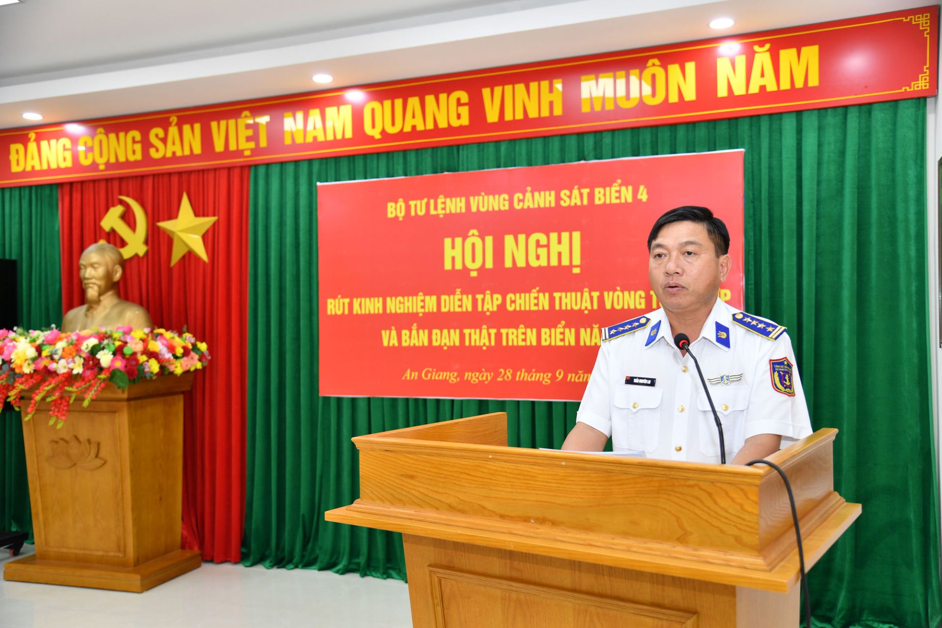 Đại t&aacute; Trần Nguy&ecirc;n Lai - Ph&oacute; Tư lệnh, Tham mưu trưởng Bộ Tư lệnh V&ugrave;ng Cảnh s&aacute;t biển 4 ph&aacute;t biểu kết luận r&uacute;t kinh nghiệm diễn tập, bắn đạn thật tr&ecirc;n biển năm 2026.