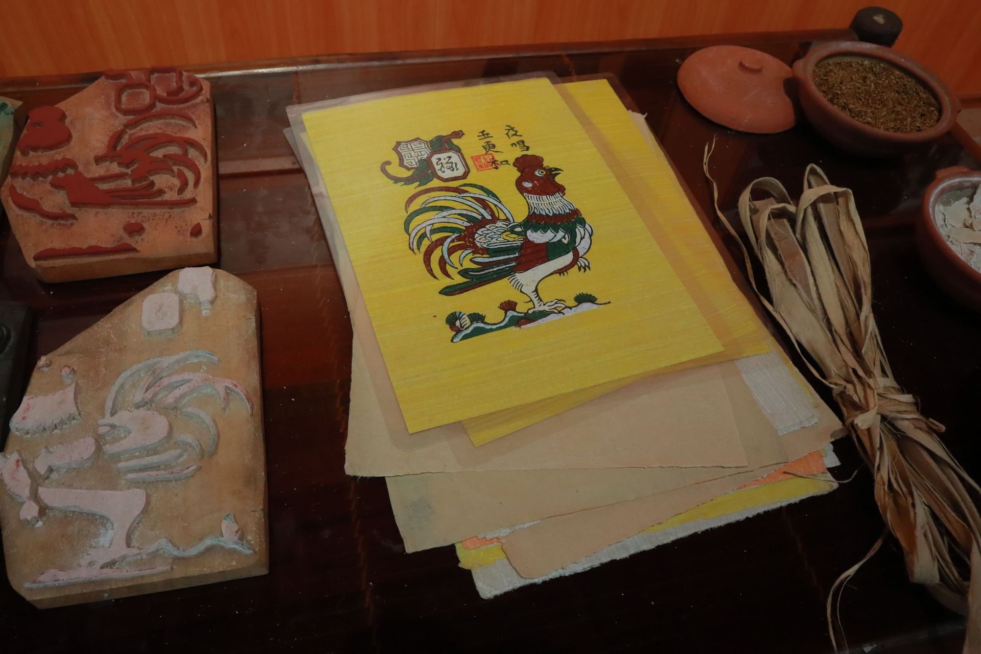 Những nguy&ecirc;n liệu truyền thống l&agrave;m tranh được giới thiệu trong kh&ocirc;ng gian trưng b&agrave;y của gia đ&igrave;nh &ocirc;ng T&acirc;m.