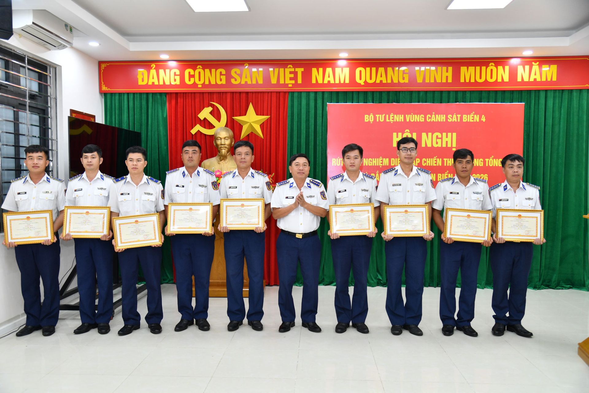 Đại t&aacute; Trần Nguy&ecirc;n Lai - Ph&oacute; Tư lệnh, Tham mưu trưởng Bộ Tư lệnh V&ugrave;ng Cảnh s&aacute;t biển 4 trao tặng Giấy khen cho c&aacute;c tập thể, c&aacute; nh&acirc;n đạt th&agrave;nh t&iacute;ch xuất sắc.