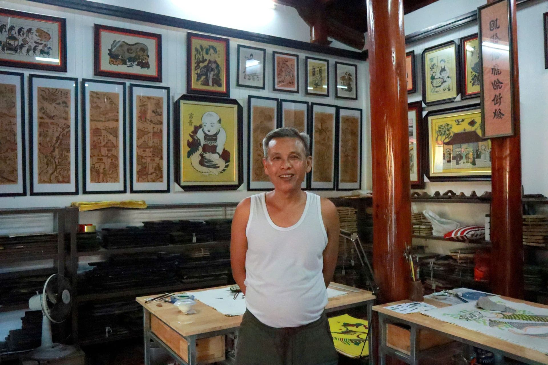 Ảnh 3: Nụ cười của NNƯT Nguyễn Đăng T&acirc;m giữa kh&ocirc;ng gian th&acirc;n thuộc của nghề tranh.