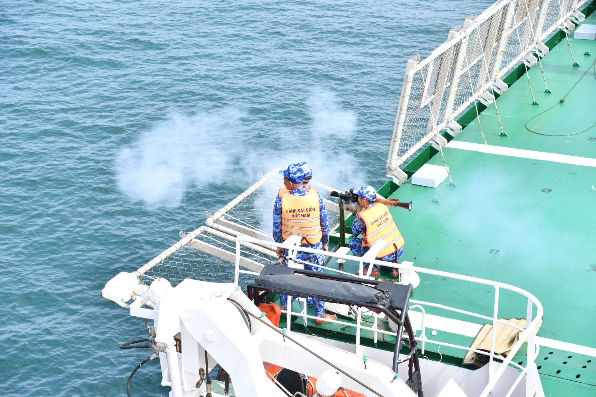 Thực h&agrave;nh bắn s&uacute;ng B41 tr&ecirc;n biển.
