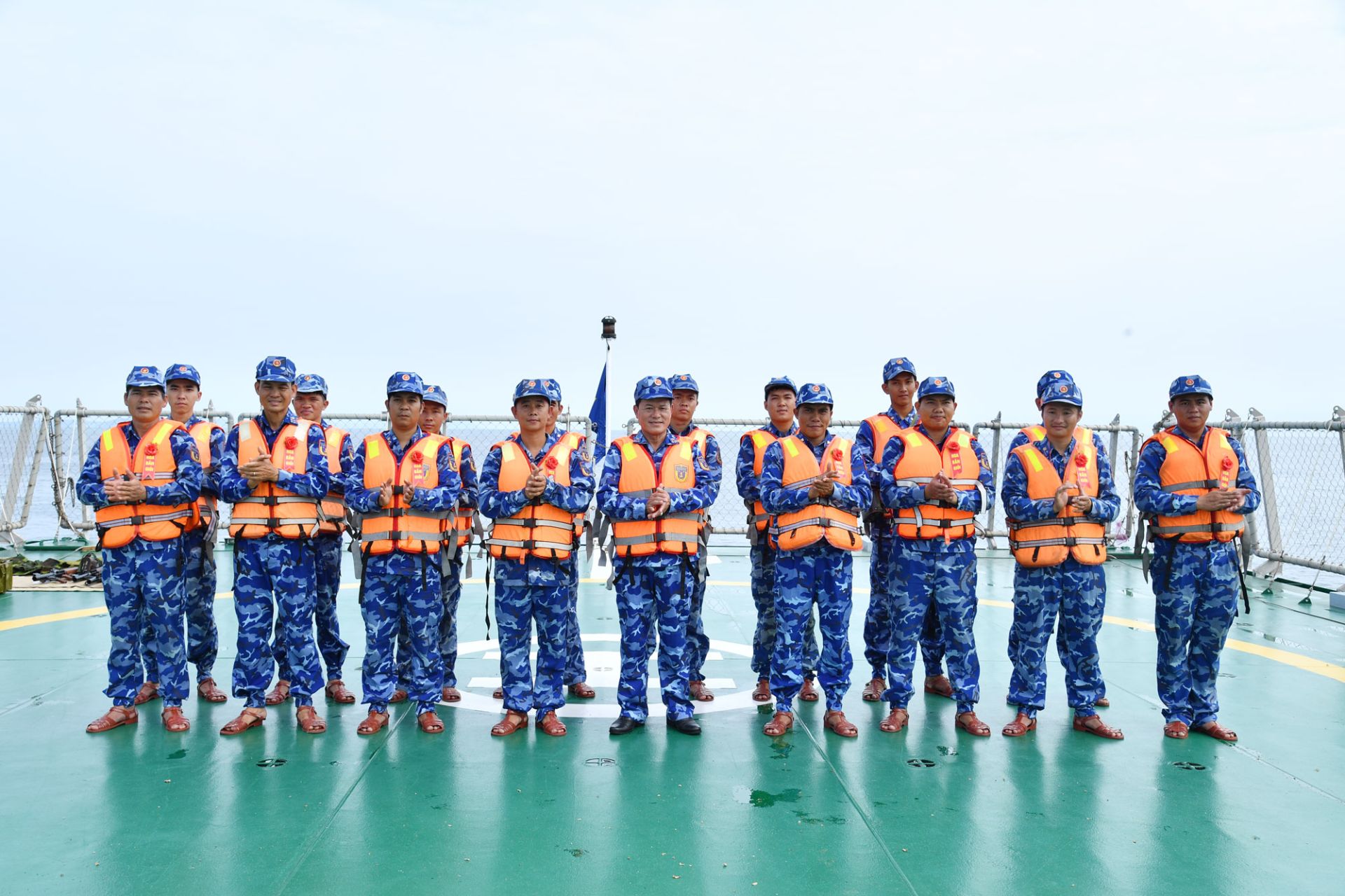 Đại t&aacute; Nguyễn Th&aacute;i Dương - Ph&oacute; Ch&iacute;nh ủy Bộ Tư lệnh V&ugrave;ng Cảnh s&aacute;t biển 4 trao tặng hoa bắn giỏi cho c&aacute;c xạ thủ.