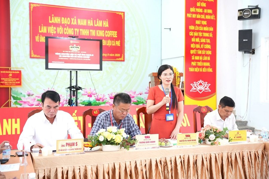 UBND x&atilde; Nam H&agrave; L&acirc;m H&agrave; chủ tr&igrave; buổi l&agrave;m việc với C&ocirc;ng ty TNHH TNI King Coffee về nghi&ecirc;n cứu, x&acirc;y dựng v&agrave; triển khai m&ocirc; h&igrave;nh ứng dụng AI tr&ecirc;n v&ugrave;ng nguy&ecirc;n liệu c&agrave; ph&ecirc;. (Ảnh: CTV)