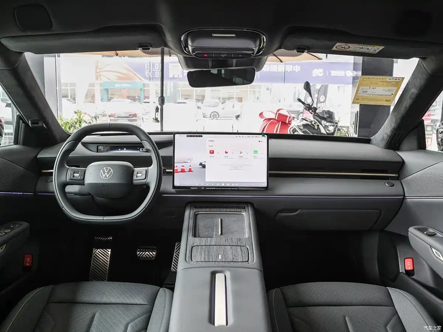Khoang l&aacute;i ID. Unyx 09 bố tr&iacute; m&agrave;n h&igrave;nh trung t&acirc;m dạng nổi, bảng đồng hồ ri&ecirc;ng v&agrave; bệ trung t&acirc;m gọn