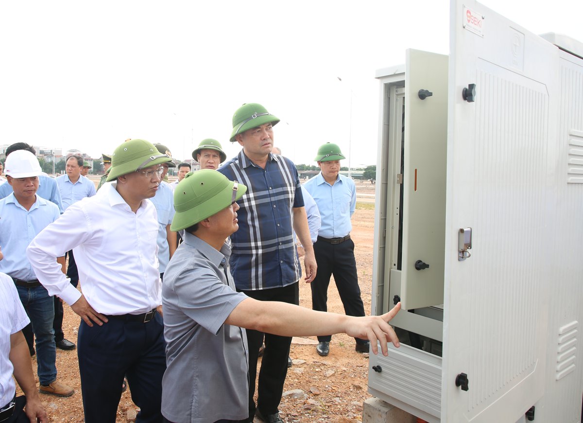 Các đồng chí lãnh đạo thành phố kiểm tra hạ tầng điện tại Khu tái định cư Đông Cứu 1. Các đồng chí lãnh đạo thành phố kiểm tra hạ tầng điện tại Khu tái định cư Đông Cứu 1.