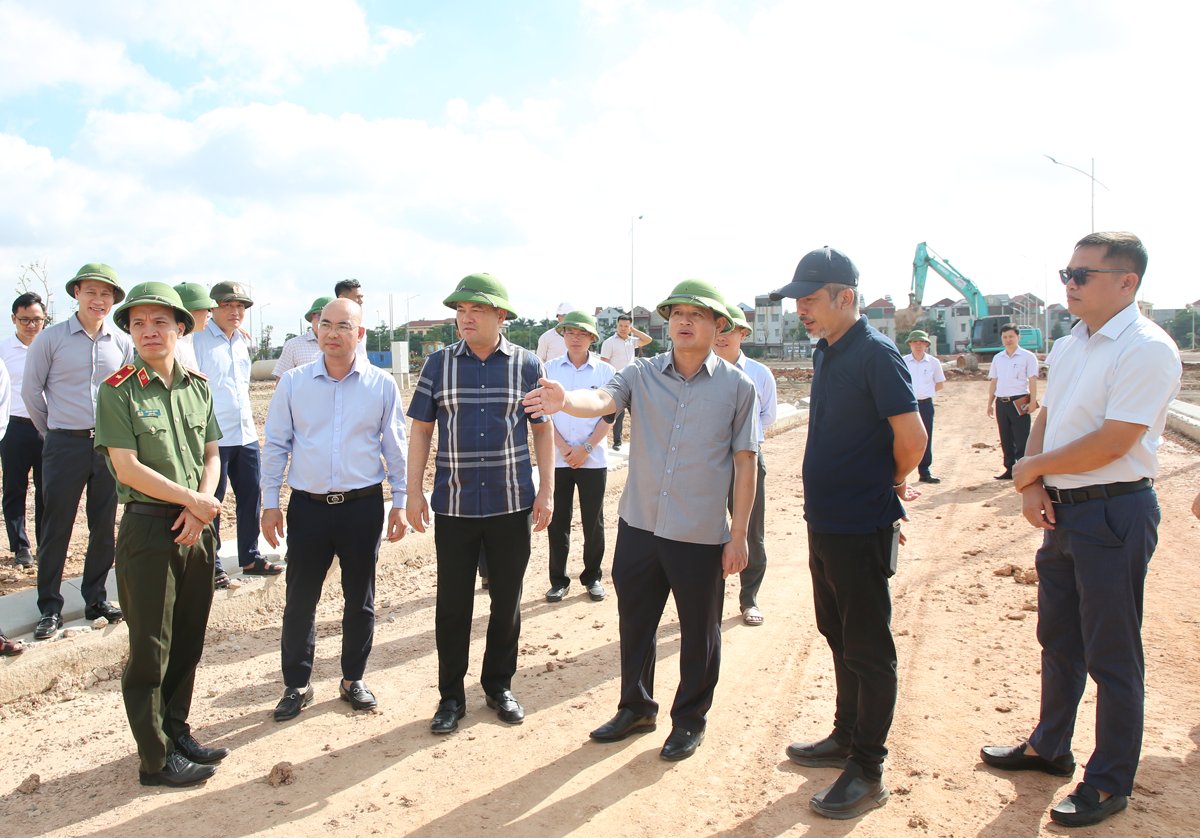 Bí thư Thành ủy Nguyễn Hồng Thái (thứ 4 từ phải qua) và Chủ tịch UBND thành phố Phạm Hoàng Sơn (thứ 3 từ phải qua) kiểm tra thực địa Khu tái định cư Đông Cứu 1. Bí thư Thành ủy Nguyễn Hồng Thái (thứ 4 từ phải qua) và Chủ tịch UBND thành phố Phạm Hoàng Sơn (thứ 3 từ phải qua) kiểm tra thực địa Khu tái định cư Đông Cứu 1.