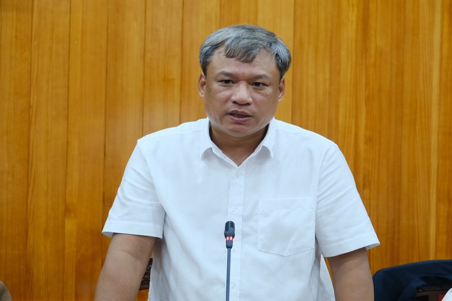 L&atilde;nh đạo Cảng h&agrave;ng c&ocirc;ng Quốc tế Li&ecirc;n Cương th&ocirc;ng tin c&aacute;c phương &aacute;n x&uacute;c tiến mở rộng đường bay.