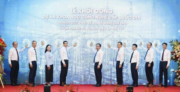 Đồng ch&iacute; B&iacute; thư Th&agrave;nh ủy v&agrave; l&atilde;nh đạo c&aacute;c bộ, ng&agrave;nh c&ugrave;ng c&aacute;c đại biểu thực hiện nghi thức khởi c&ocirc;ng Dự &aacute;n KH&CN cấp Quốc gia cuộn kh&aacute;ng 500 kVB&iacute; thư Th&agrave;nh ủy H&agrave; Nội Trần Đức Thắng v&agrave; đo&agrave;n c&ocirc;ng t&aacute;c tham quan d&acirc;y chuyền sản xuất v&agrave; chụp ảnh lưu niệm tại EEMC
