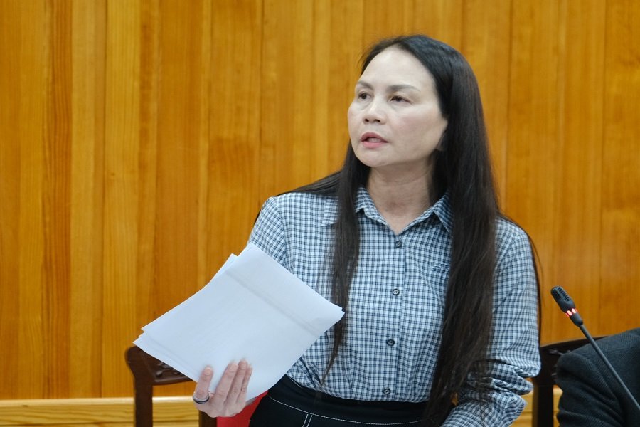 Ph&oacute; Gi&aacute;m đốc Sở Văn h&oacute;a, Thể thao v&agrave; Du lịch tỉnh Nguyễn Thị B&iacute;ch Ngọc tr&igrave;nh b&agrave;y c&aacute;c nội dung li&ecirc;n quan đến Dự thảo Đề cương Đề &aacute;n ph&aacute;t triển c&ocirc;ng nghiệp văn h&oacute;a tỉnh L&acirc;m Đồng.