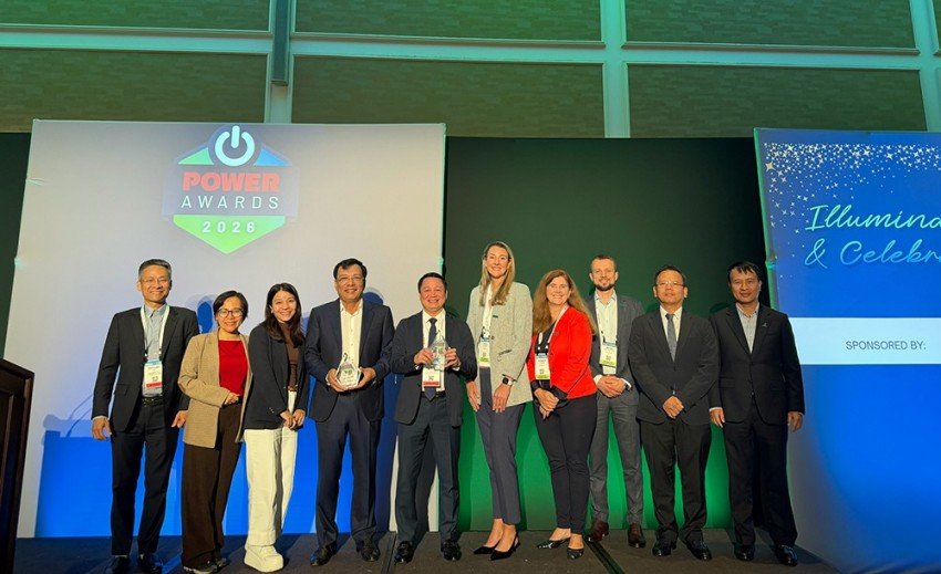 L&atilde;nh đạo PV Power nhận hai giải thưởng quốc tế d&agrave;nh cho Nh&agrave; m&aacute;y điện Nhơn Trạch 3&4 tại POWER Awards 2026 ở Washington D.C. (Mỹ). Ảnh: Tr&agrave; My