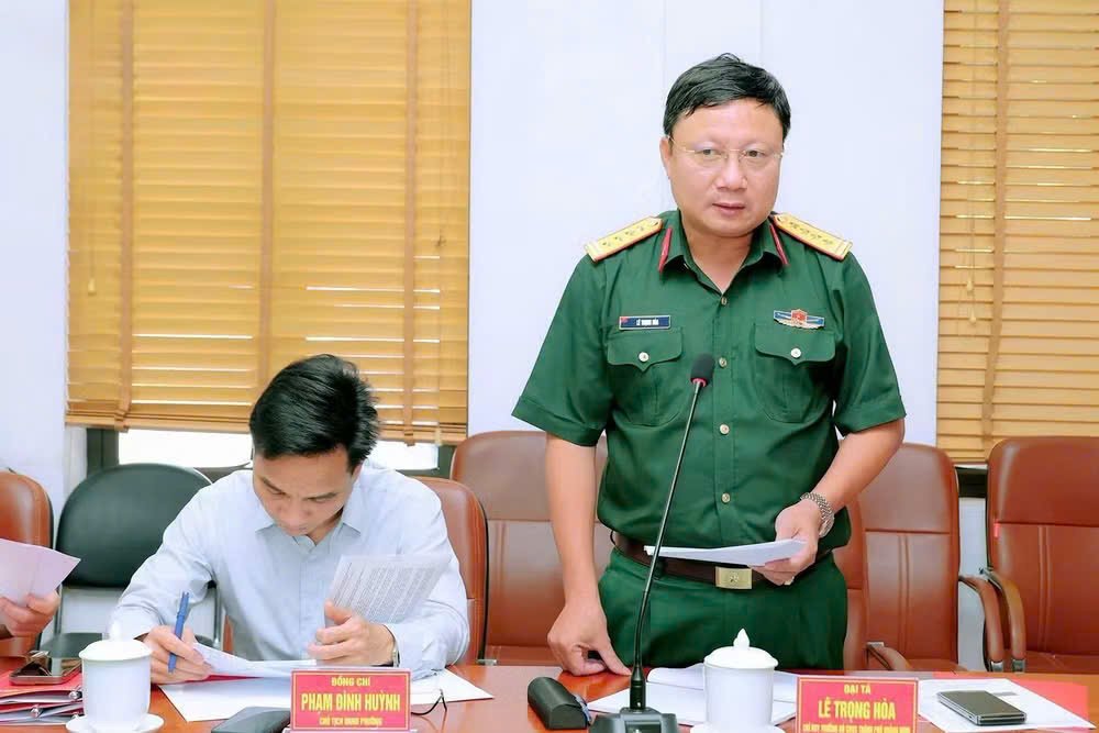 Đại tá Lê Trọng Hòa, Ủy viên Ban Thường vụ Thành ủy, Chỉ huy trưởng Bộ CHQS thành phố Quảng Ninh, phát biểu tại buổi làm việc Đại tá Lê Trọng Hòa, Ủy viên Ban Thường vụ Thành ủy, Chỉ huy trưởng Bộ CHQS thành phố Quảng Ninh, phát biểu tại buổi làm việc