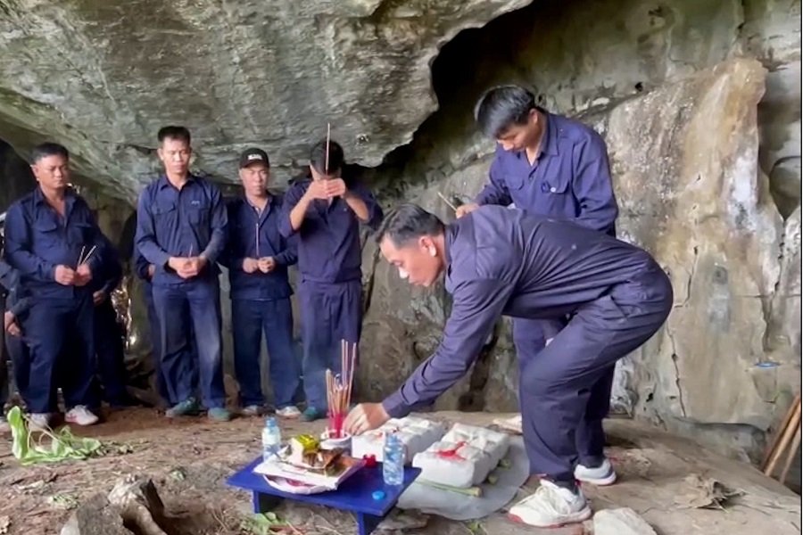 2 h&agrave;i cốt liệt sĩ c&ugrave;ng di vật vừa t&igrave;m thấy được đơn vị bảo quản, chăm s&oacute;c v&agrave; hương kh&oacute;i chu đ&aacute;o