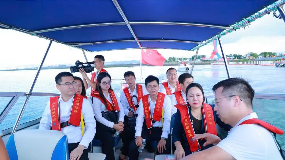Đo&agrave;n đi thuyền, trải nghiệm du lịch s&ocirc;ng bi&ecirc;n giới Việt - Trung