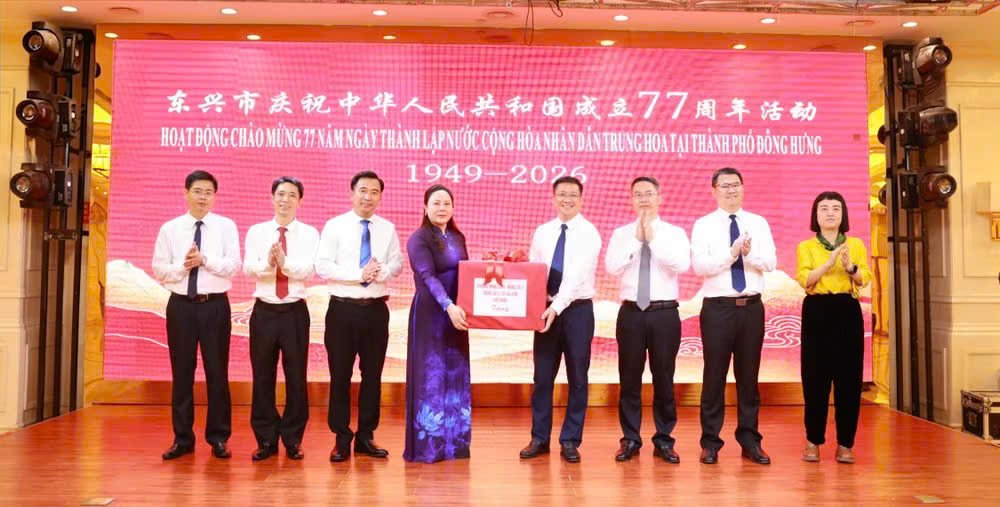 Đo&agrave;n đại biểu c&aacute;c x&atilde;, phường khu vực bi&ecirc;n giới M&oacute;ng C&aacute;i ch&uacute;c mừng Quốc kh&aacute;nh nước Cộng h&ograve;a nh&acirc;n d&acirc;n Trung Hoa
