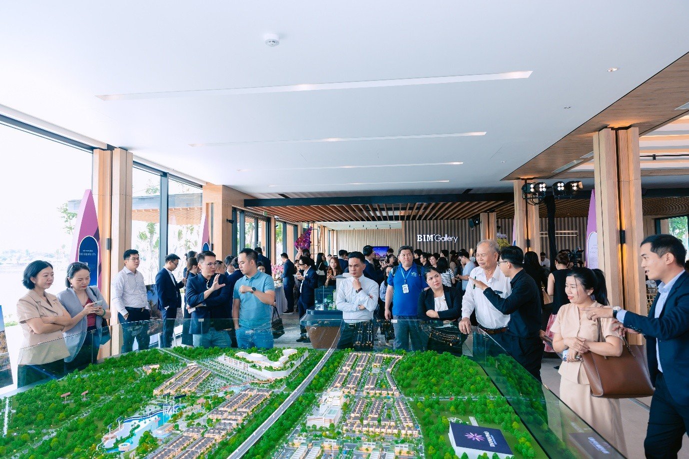 Văn ph&ograve;ng b&aacute;n h&agrave;ng Thanh Ph&uacute; Centre Point tiếp đ&oacute;n h&agrave;ng trăm lượt tham quan, t&igrave;m hiểu dự &aacute;n ngay ng&agrave;y đầu khai trương.