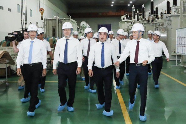B&iacute; thư Th&agrave;nh ủy H&agrave; Nội Trần Đức Thắng v&agrave; đo&agrave;n c&ocirc;ng t&aacute;c tham quan d&acirc;y chuyền sản xuất v&agrave; chụp ảnh lưu niệm tại EEMC