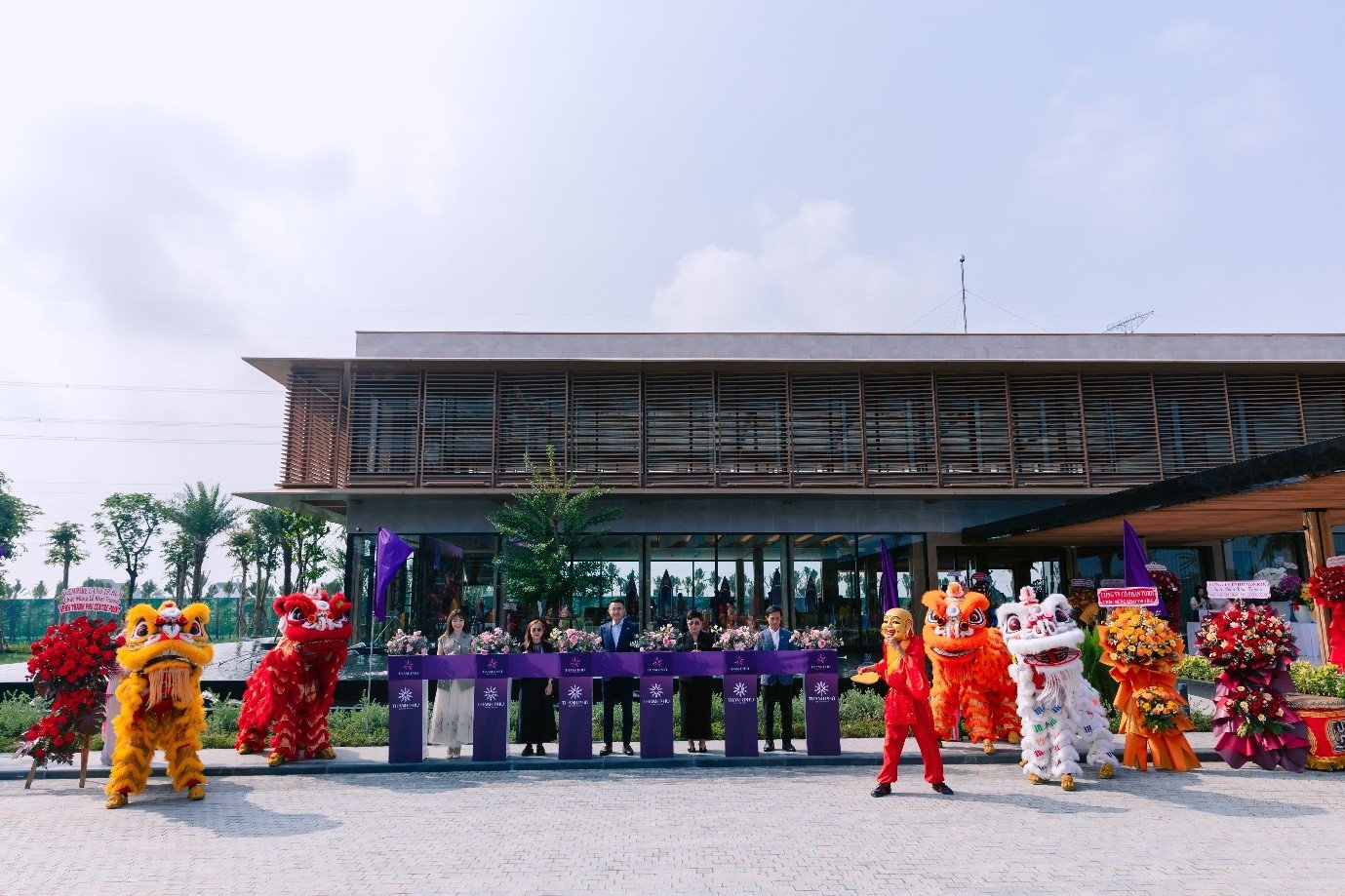 Đại diện Chủ đầu tư BIM Land thực hiện nghi thức khai trương Văn ph&ograve;ng b&aacute;n h&agrave;ng Thanh Ph&uacute; Centre Point.