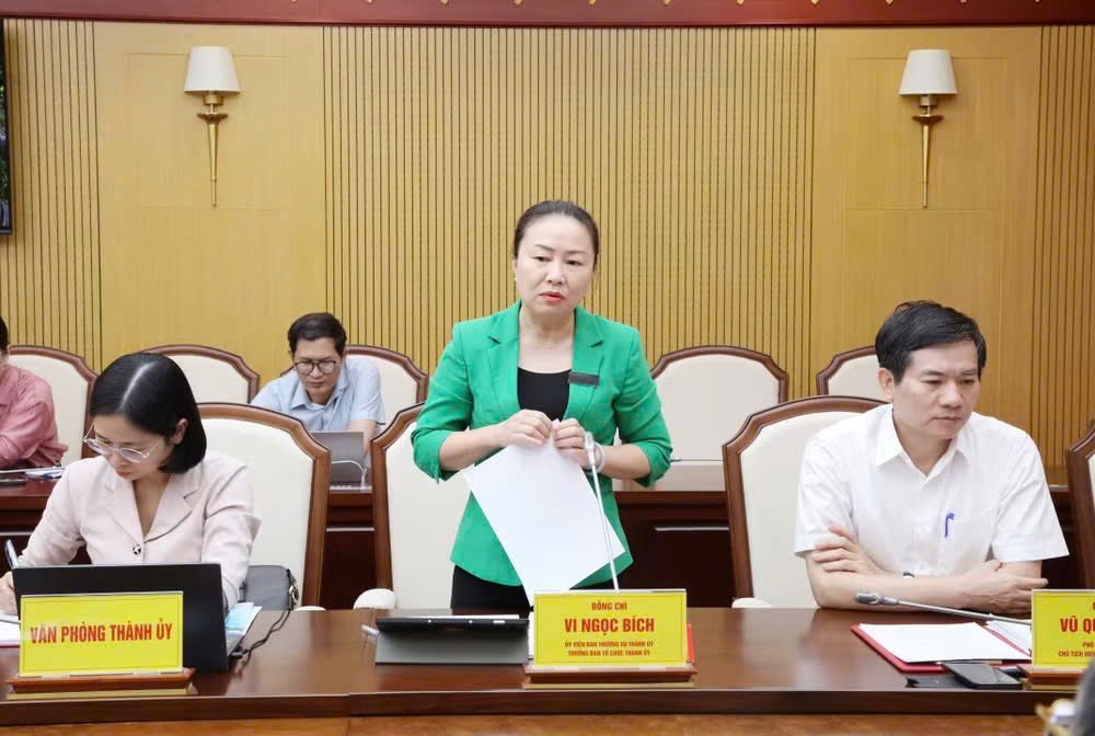 Bà Vi Ngọc Bích, Ủy viên BTV, Trưởng Ban Tổ chức Thành ủy Quảng Ninh, phát biểu tại hội nghị Bà Vi Ngọc Bích, Ủy viên BTV, Trưởng Ban Tổ chức Thành ủy Quảng Ninh, phát biểu tại hội nghị